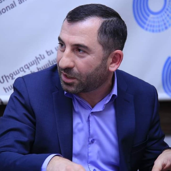 Gürcüstanda pandemiya, dövlət və kilsə